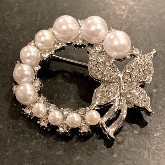 Vintage Style Circle Lapel Pin - Butterfly & Faux Pearl Brooch, Silver Tone Gift - Picture 3 of 9